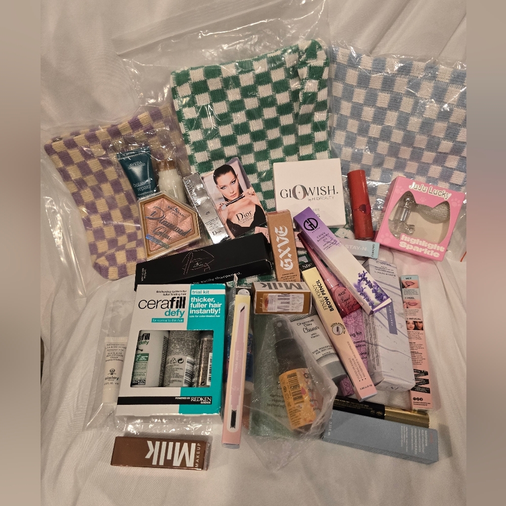 Beauty and Skincare Bundle Your Choice Of Cosmetic Pouch Comes With 5 Items